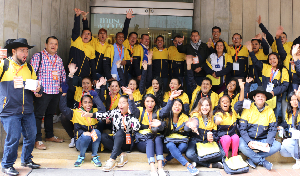 Grupo de estudiantes y colaboradores disfrutando la integración, a las afueras del Museo del Oro. 
