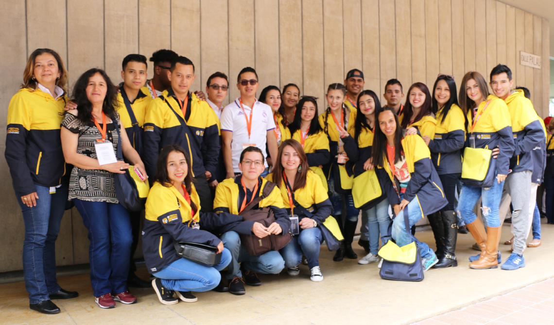Grupo de estudiantes y colaboradores disfrutando la integración, a las afueras del Museo del Oro.