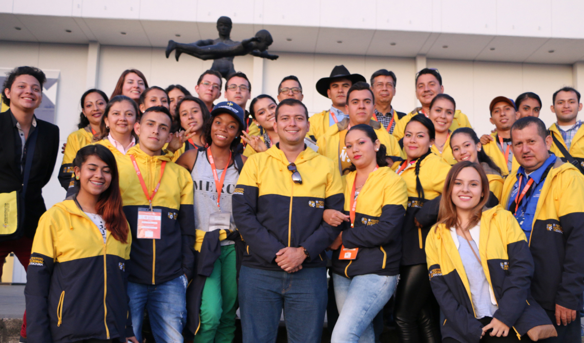 Grupo de alegres estudiantes en la entrada del Teatro Colsubsidio.