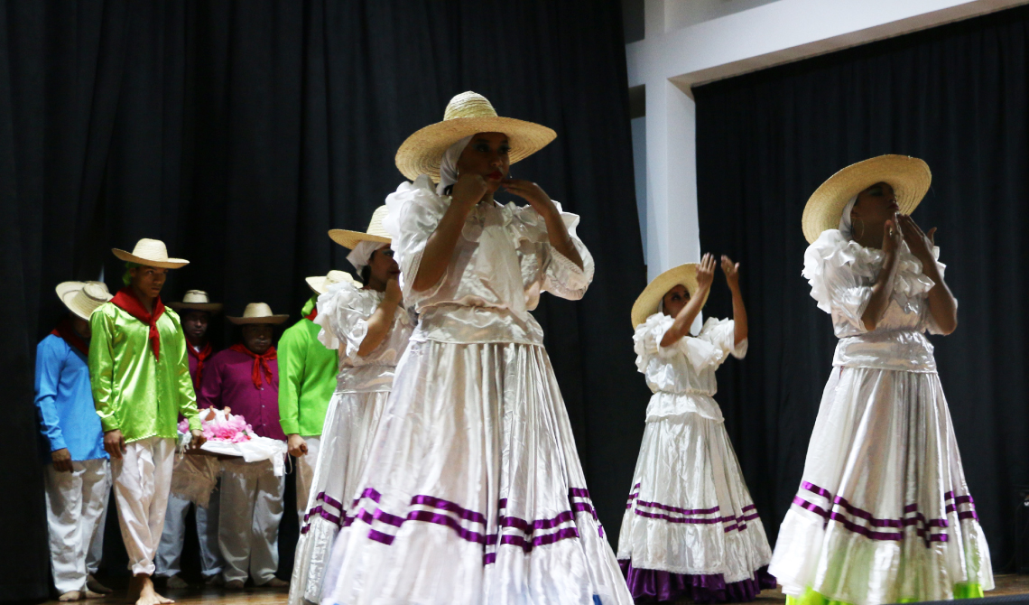 Grupo de danza mixto con trajes típicos.