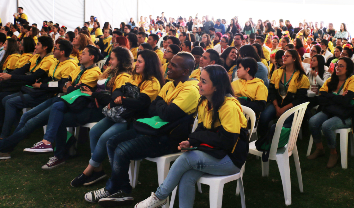 Estudiantes y colaboradores disfrutando de las muestras representativas.