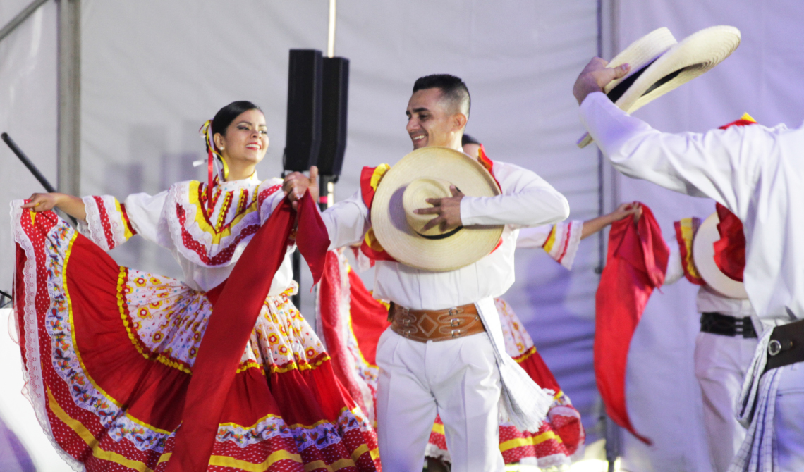 Pareja de baile en medio de su presentación.