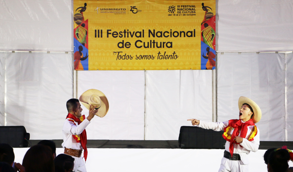 Dos hombres con traje típico interpretando un diálogo.