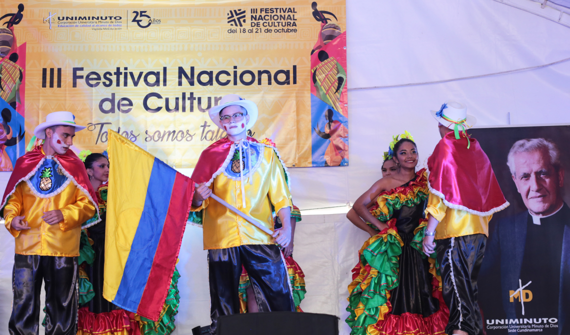 Bailarines en tarima, a punto de iniciar su presentación. 