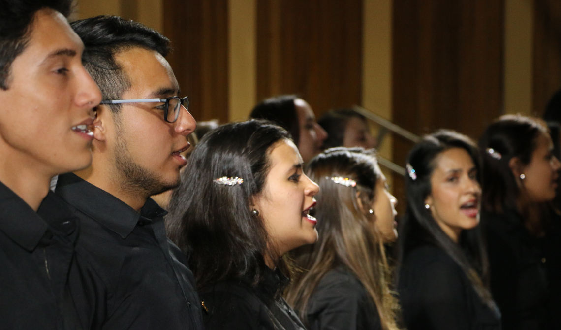 Estudiantes del coro en medio de su presentación. 