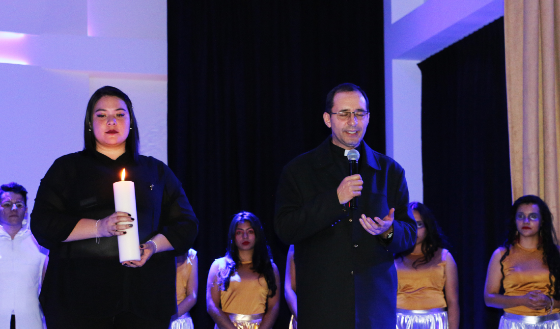 El Padre Salomón Bravo, Director Nacional de Bienestar - Asuntos Estudiantiles, orando en la apertura del Festival. 