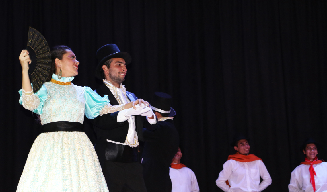 Pareja de baile con vestuario antiguo.