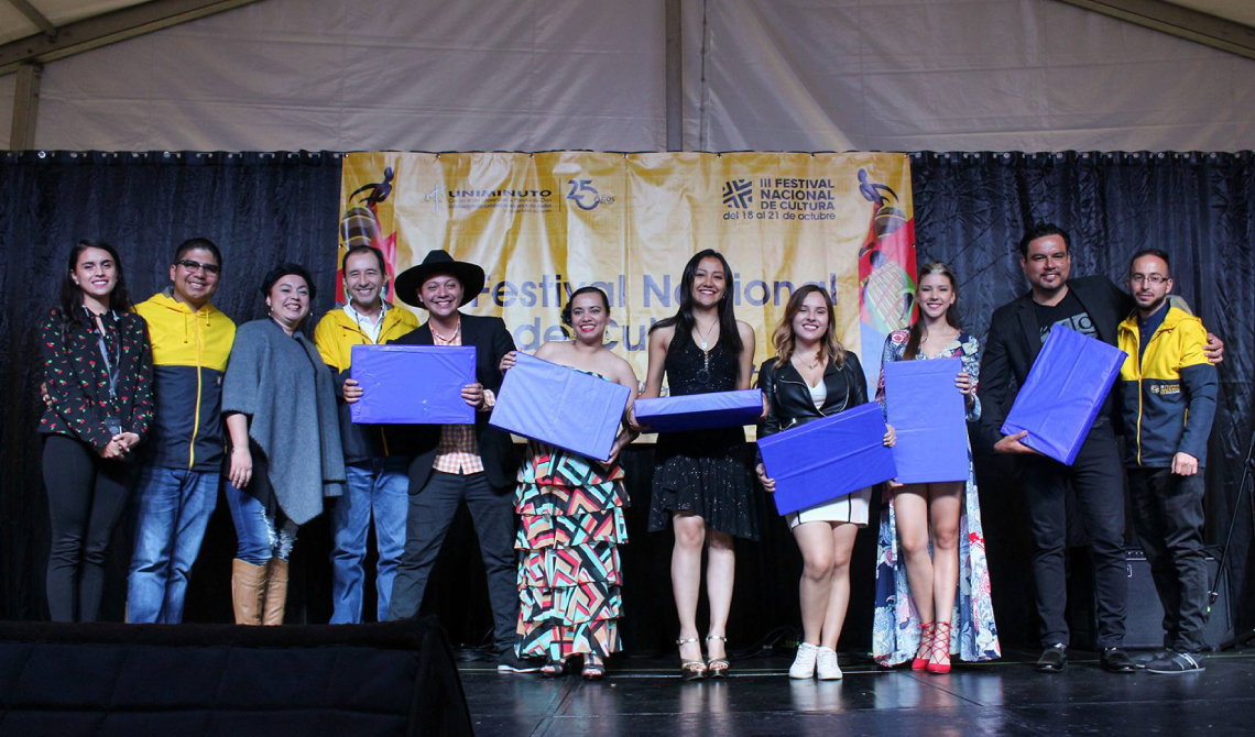 Los 6 ganadores del Festival Nacional de la Canción después de recibir su premio.