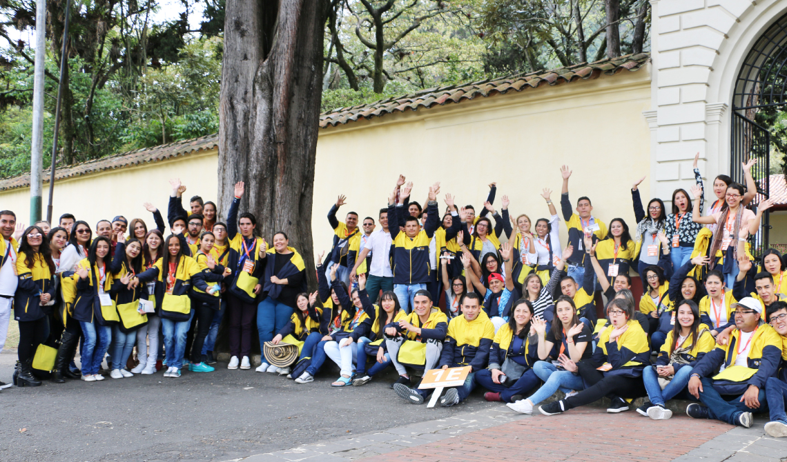 Numeroso grupo de estudiantes reunidos a las afueras de una casa campestre. 