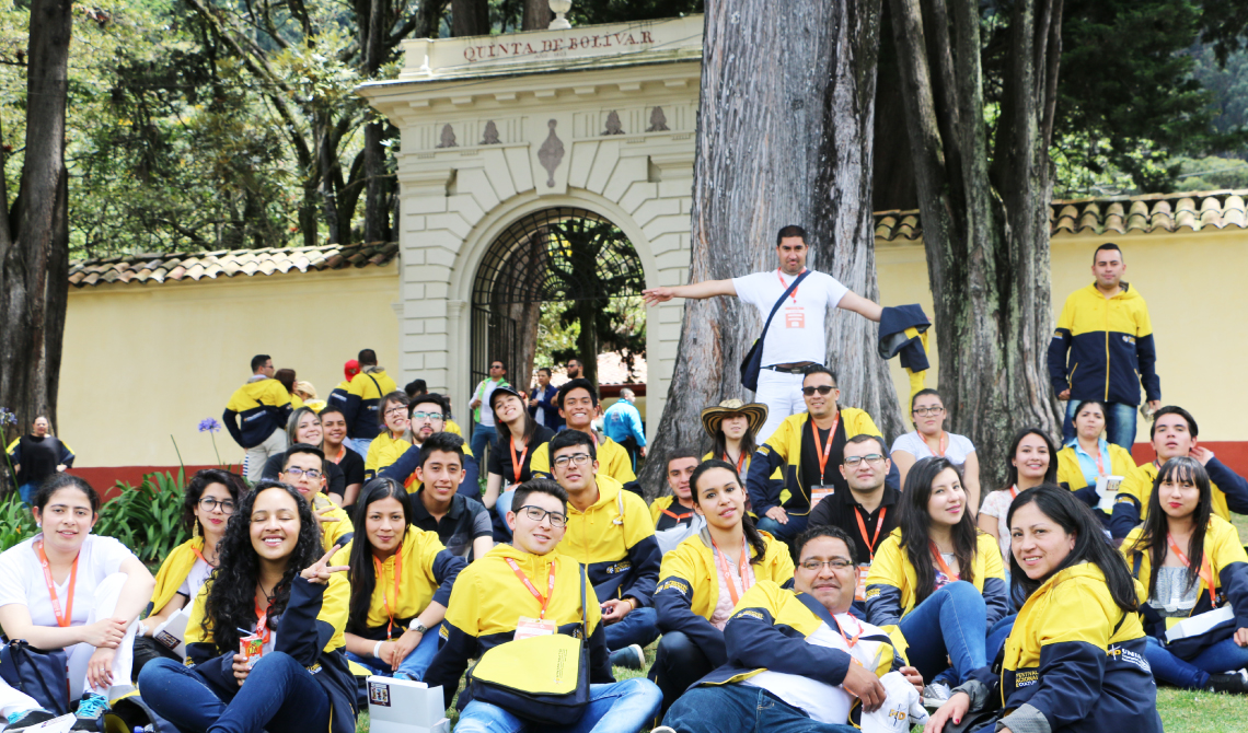 Grupo de estudiantes y colaboradores sentados en la entrada de la Quinta de Bolívar. 