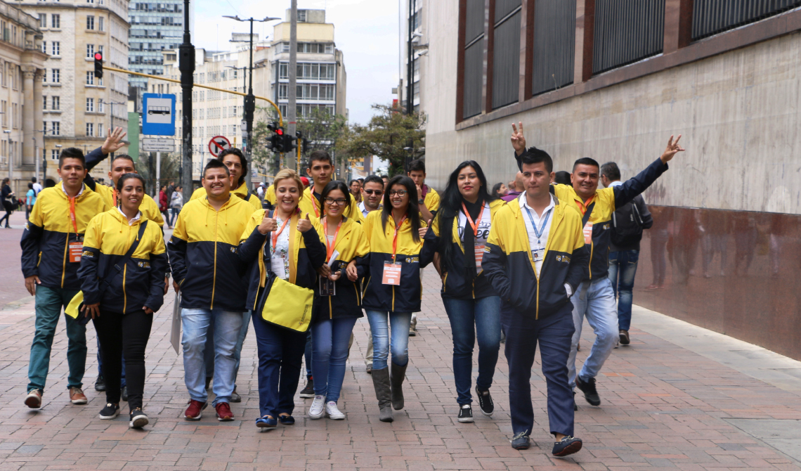 Estudiantes y colaboradores de la delegación de Girardot, caminando por el centro de Bogotá. 