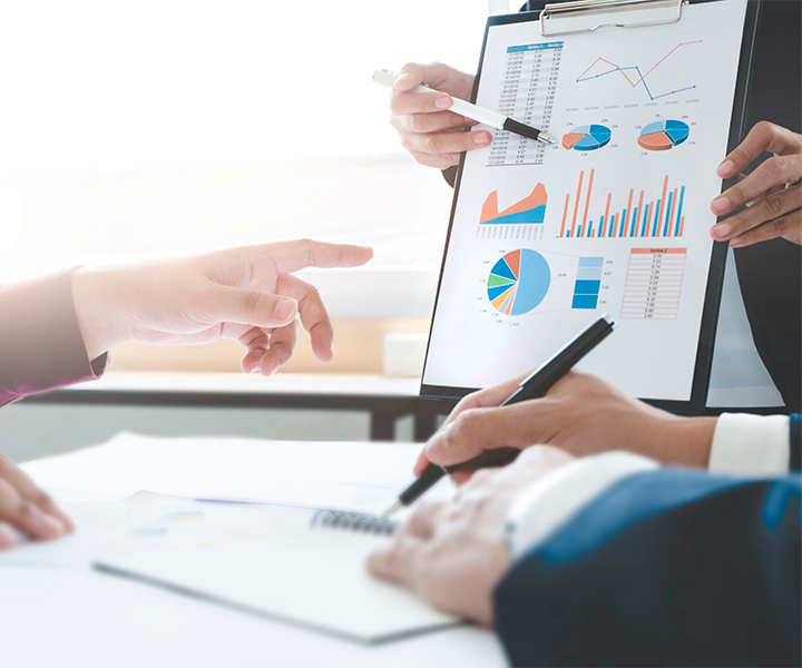 Cultura financiera para alcanzar tus meta Reunión de ejecutivos de negocios trabajando con un nuevo proyecto. Discusión y análisis de datos, gráficos y presentación de gráficos.