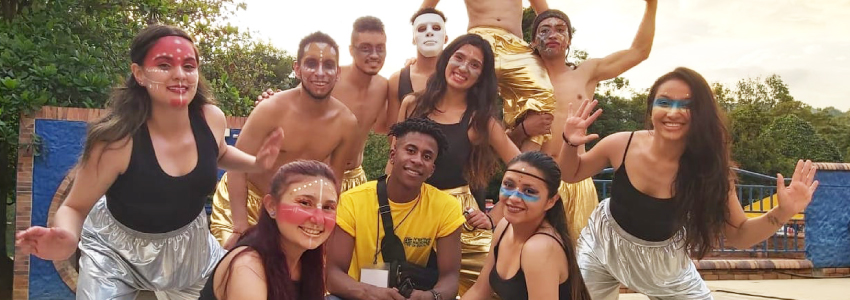 Un grupo de danza y teatro posando para la cámara.