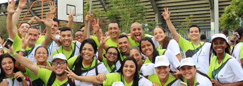 Estudiantes de UNIMINUTO disfrutando juntos, a las afueras del coliseo deportivo de Buga.