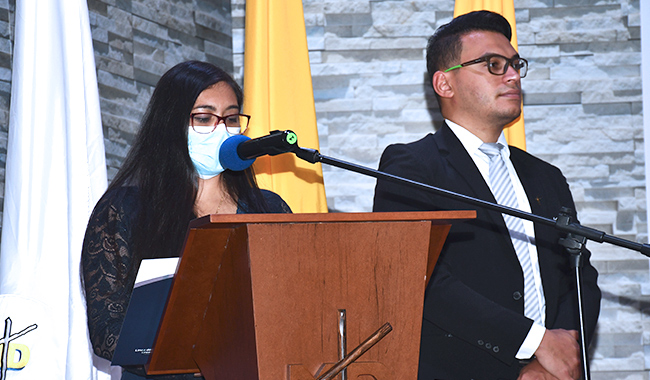 Hombre y mujer como maestros de ceremonia