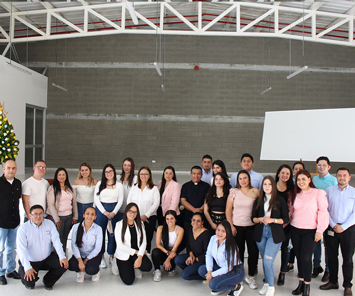 Estudiantes de Chinchiná reciben becas que reconocen la excelencia y la perseverancia. Estudiantes de Chinchiná reciben becas que reconocen la excelencia y la perseverancia.