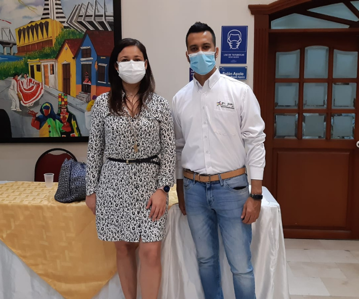 Una mujer y un hombre posando 