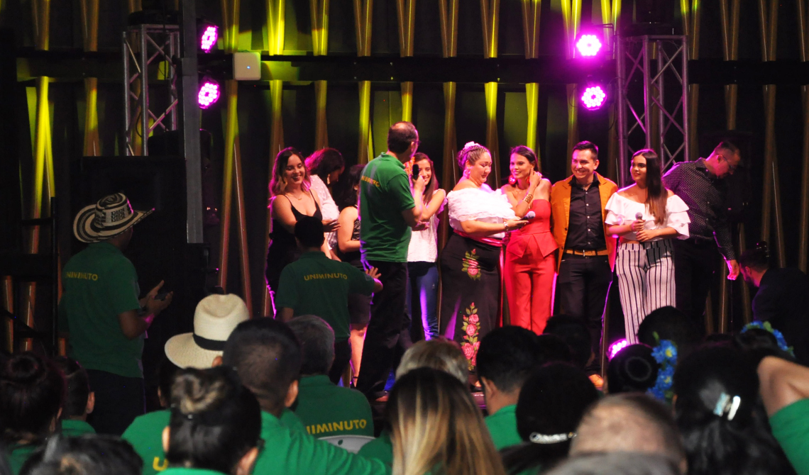 El Padre Salomón Bravo presentando en tarima al grupo de concursantes ganadores.