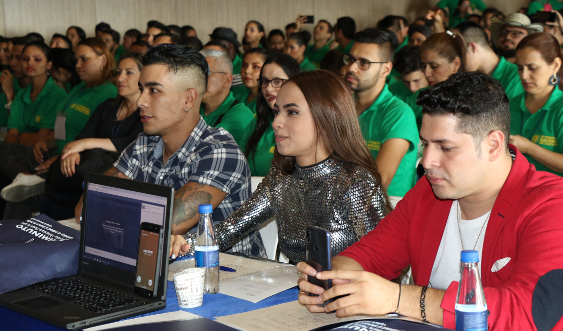 Los tres jurados observando las presentaciones de los finalistas. 