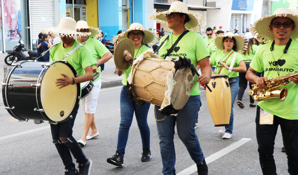 Grupo de música con lindos sombreros tocando instrumentos de percusión y viento.