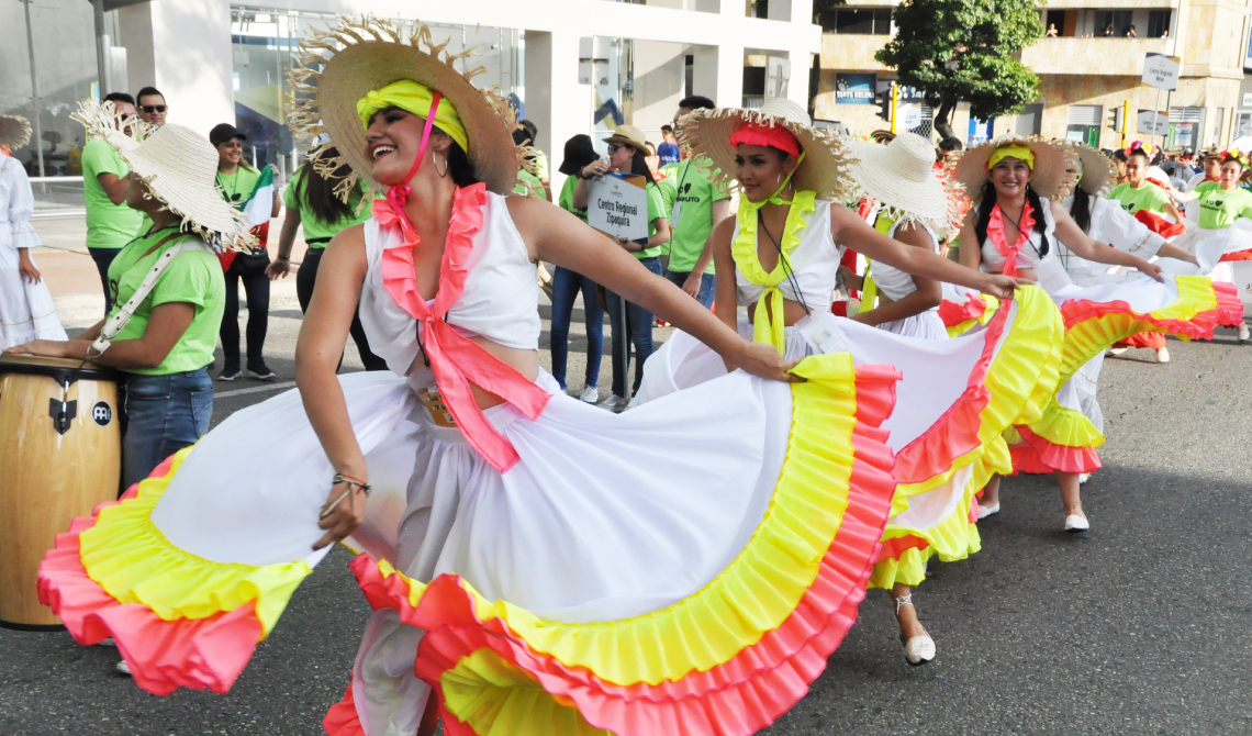 Hermosas bailarinas ondeando sus faldas largas y coloridas.