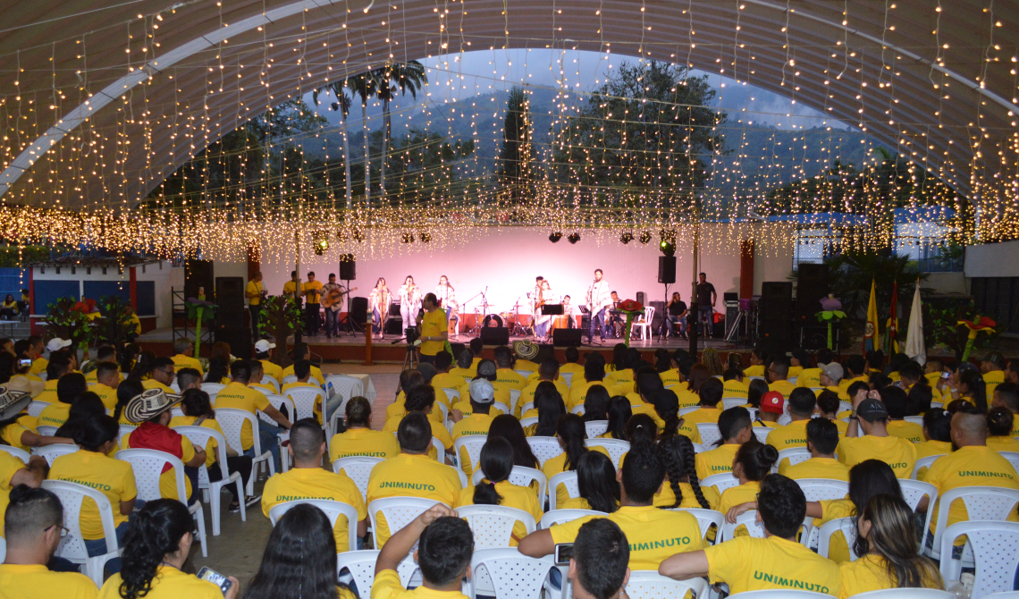 Los estudiantes observando el escenario donde se está presentando el grupo de música andina.