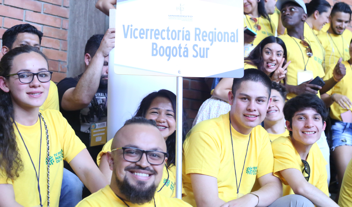 Alegres estudiantes de la Vicerrectoría Regional Bogotá Sur, posando para la cámara.