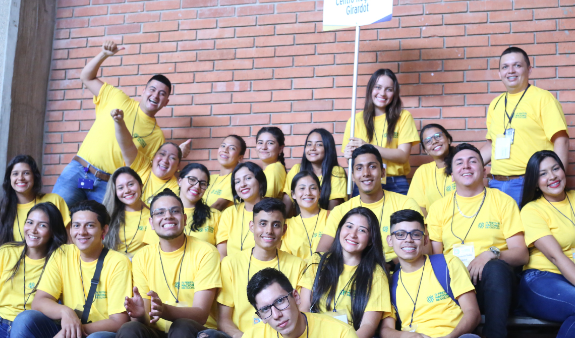 Alegres estudiantes del Centro Regional Girardot, posando para la cámara.