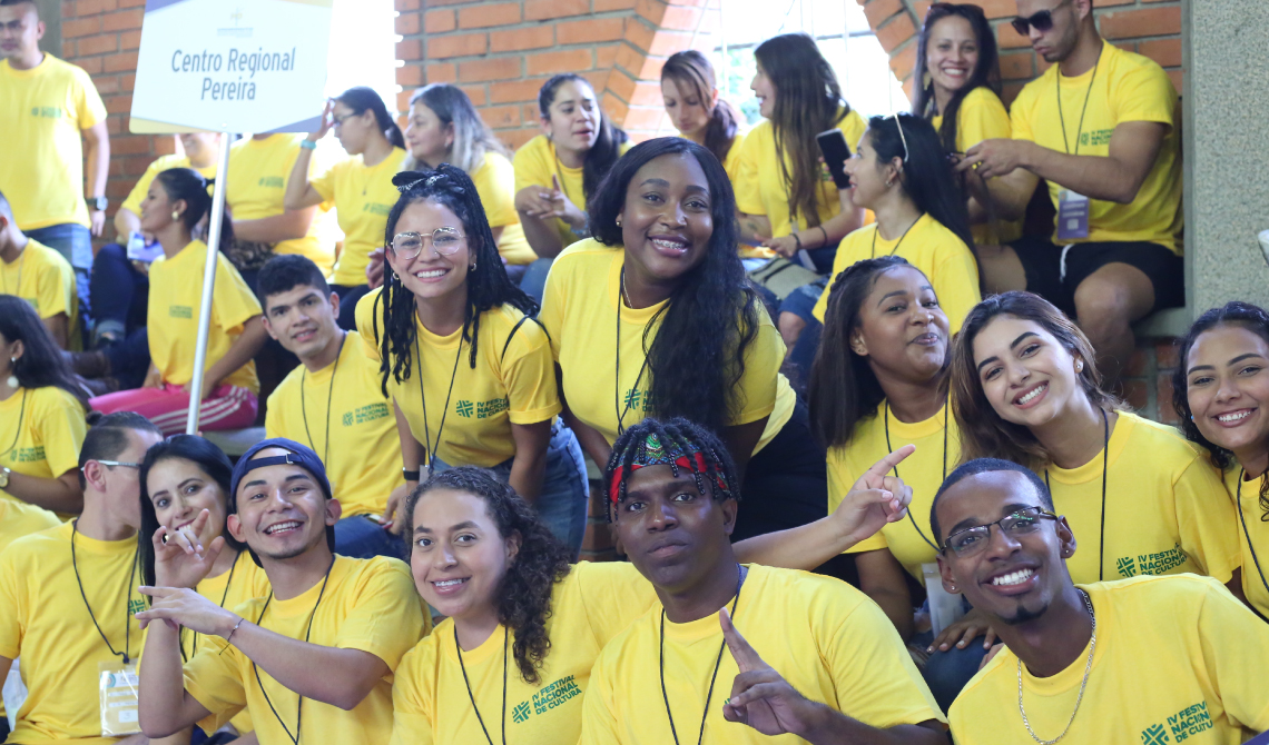 Alegres estudiantes del Centro Regional Pereira, posando para la cámara.
