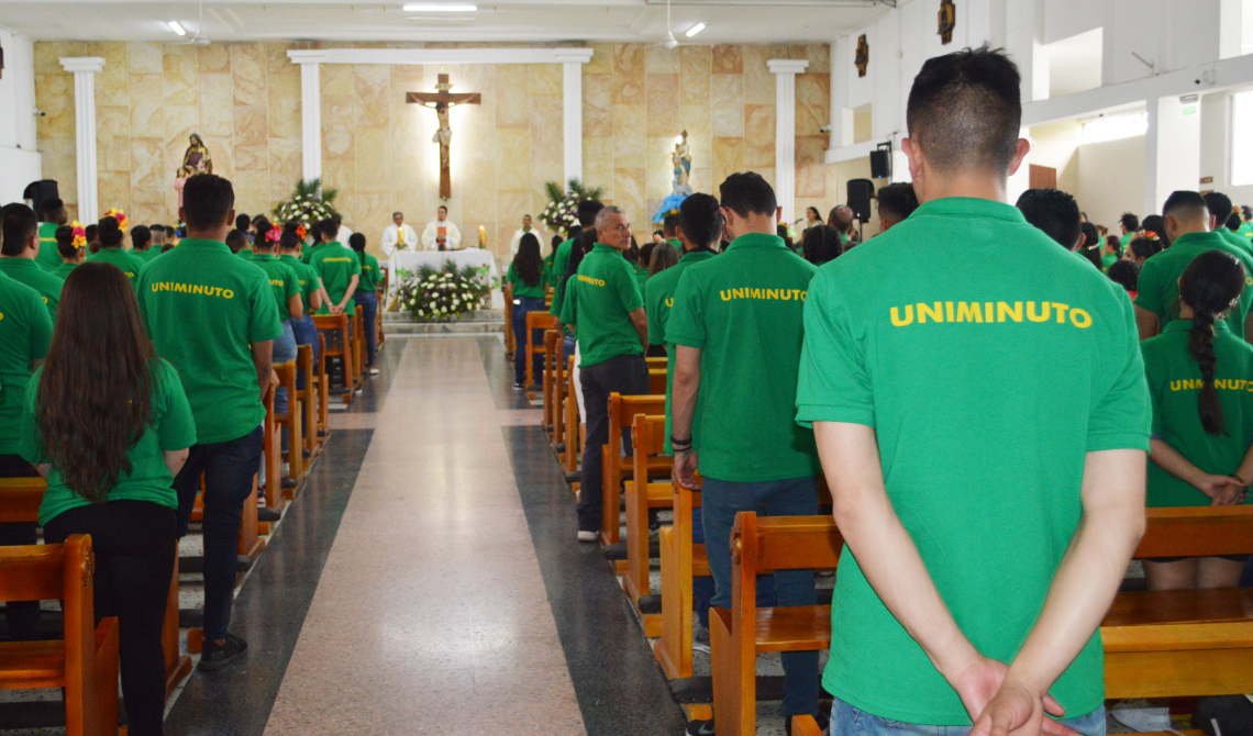 Vista del final de los bancos, donde se encuentran los estudiantes, hacia el altar.