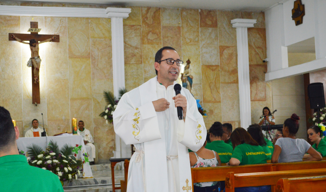 El Padre Salomón Bravo oficiando alegremente la ceremonia. 