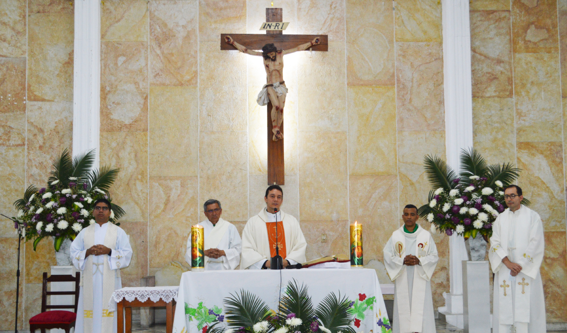 Sacerdotes en el altar durante la ceremonia.