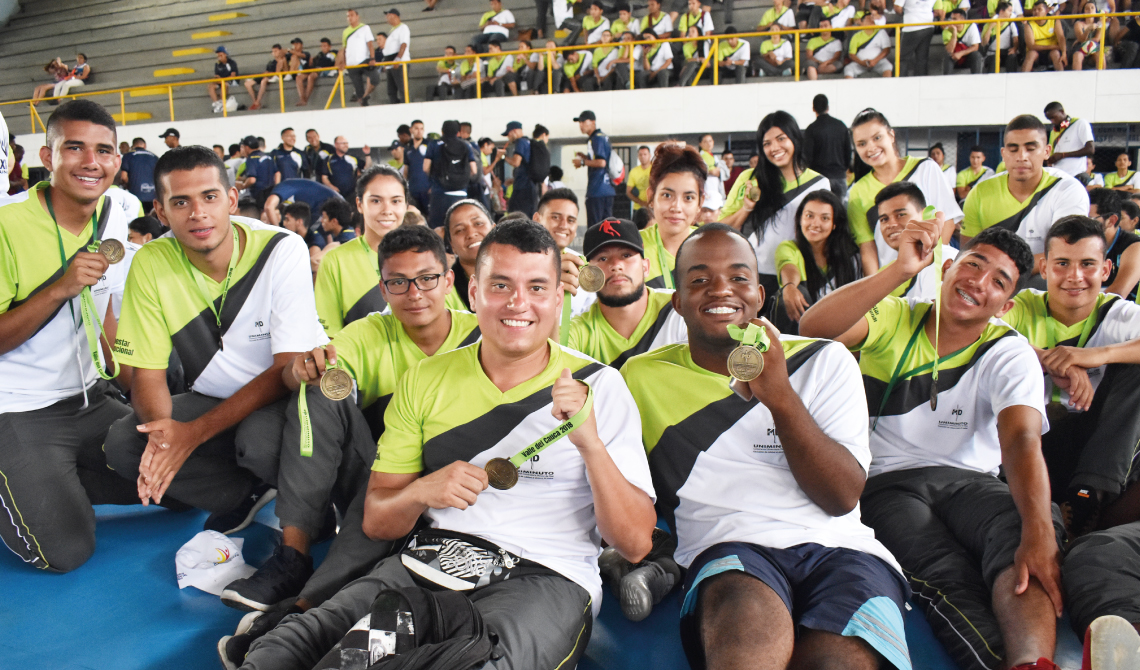 Grupo de estudiantes alegres, mostrando sus medallas. 