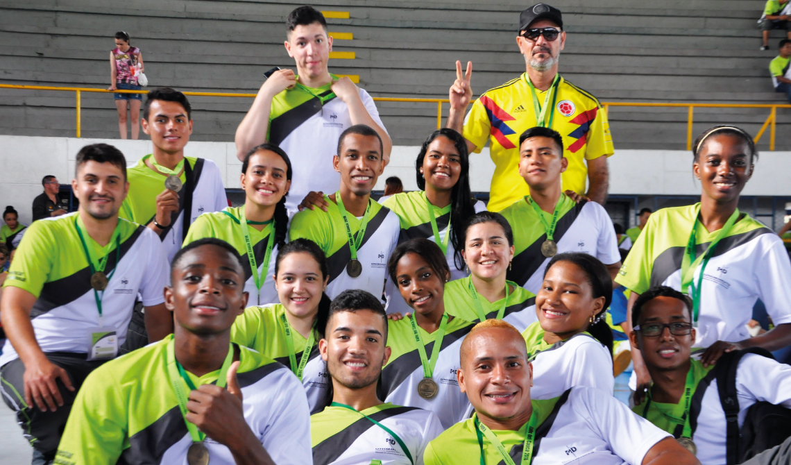 Equipo de jugadores de Cali, posando alegres con sus medallas. 