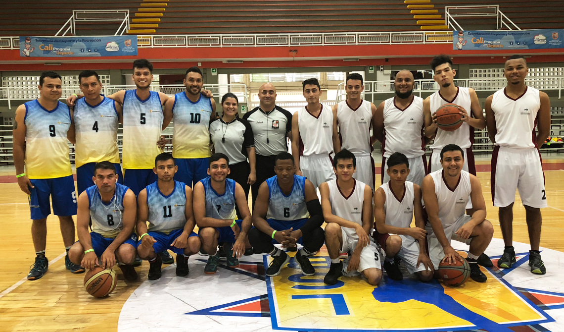 Equipos de baloncesto posando para la cámara antes de competir. 