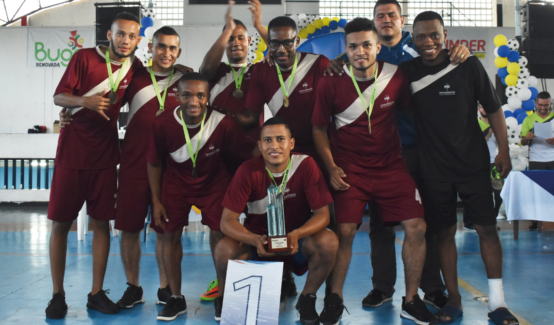 Equipo de fútbol masculino de Urabá, posando felices como ganadores.