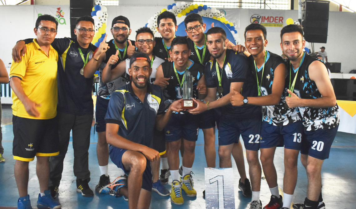 Equipo masculino de Sede Principal, posando alegres con el trofeo de primer lugar.