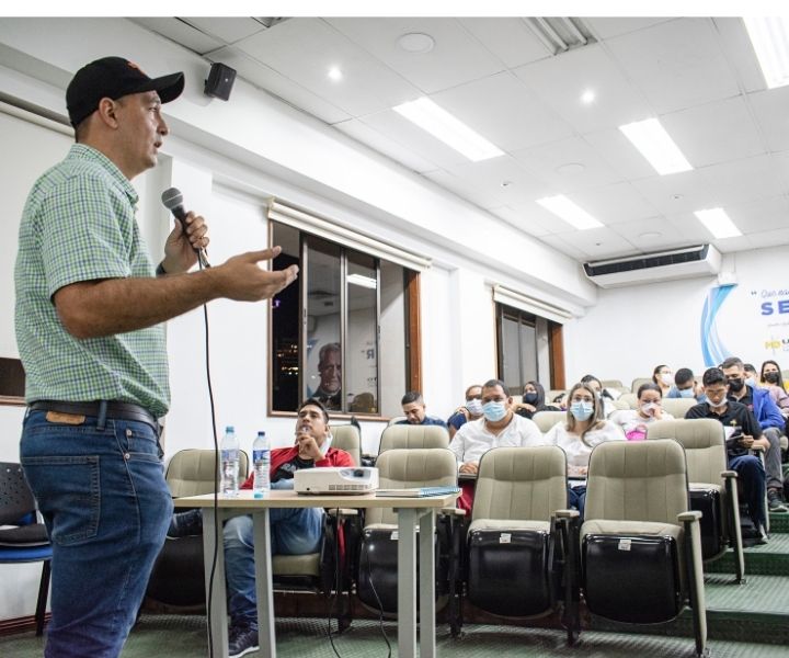 Grupo de personas en el evento del Taller de Fondo Emprender en UNIMINUTO Cali