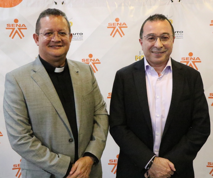En la foto: Director General del SENA, Carlos Mario Estrada y el Rector General de UNIMINUTO, Padre Harold Castilla Devoz