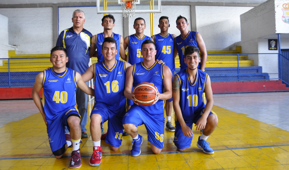 Equipo masculino de baloncesto posando para la cámara.