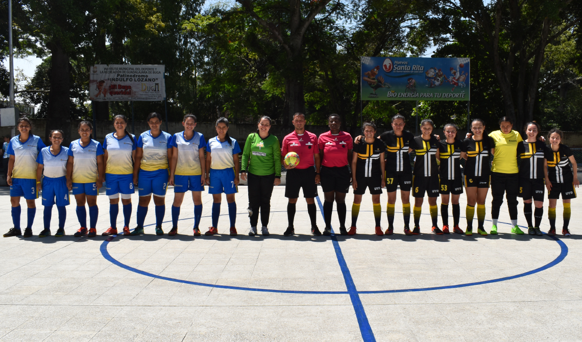 Equipos femeninos de fútbol sala posando para la cámara antes de competir.