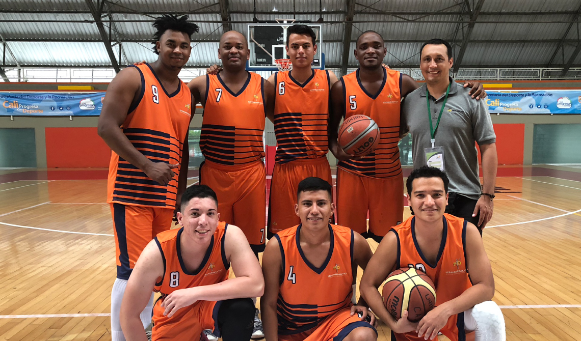 Equipo masculino de baloncesto posando para la cámara antes de competir.