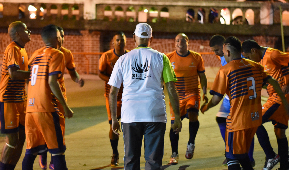 Equipo de fútbol masculino del Centro Regional Cali, calentando antes de competir.