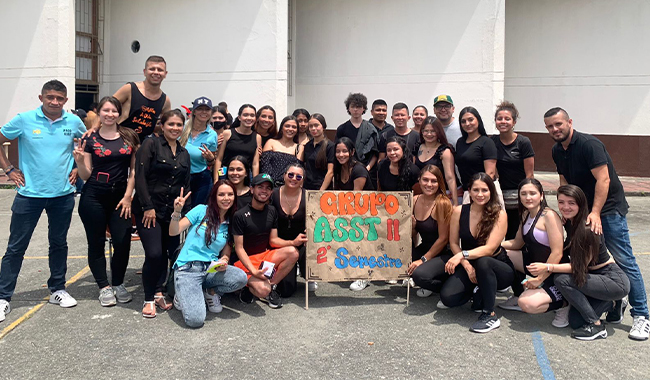 Estudiantes y docentes reunidos en la Conmemoración del Día internacional de la Seguridad y Salud en el Trabajo