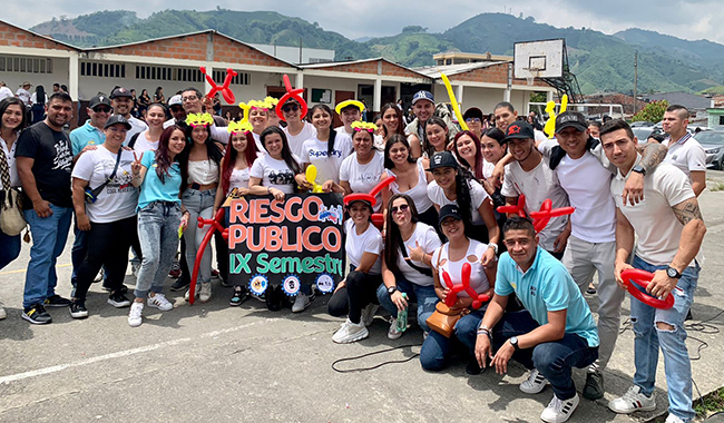 Estudiantes y docentes reunidos en la Conmemoración del Día internacional de la Seguridad y Salud en el Trabajo