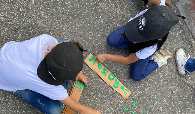 Niños apoyando en la siembra 