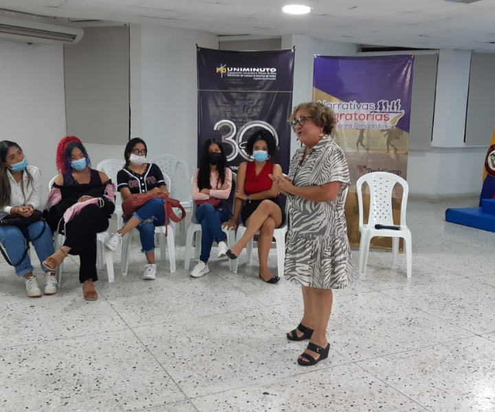 Mujer dictando conferencia 