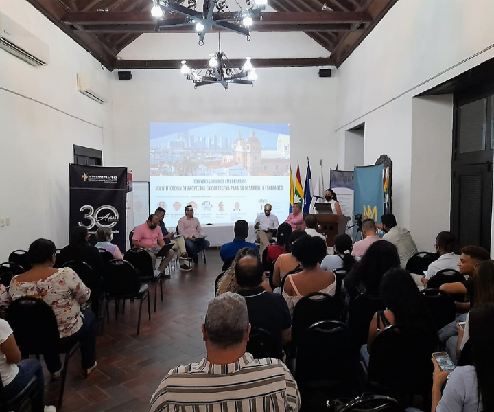 evento conversatorio donde se encuentras varias personas en un auditorio