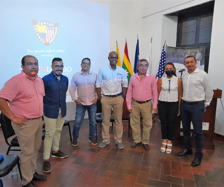 evento conversatorio donde se encuentras varias personas en un auditorio