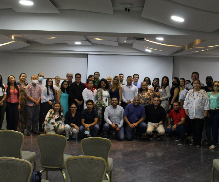 Personas en auditorio 